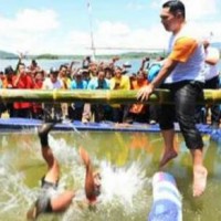 Gubernur Jabar, Ridwan Kamid saat bermain air pada acara peringatan hari Air Sedunia ke-27  di Waduk Darma.